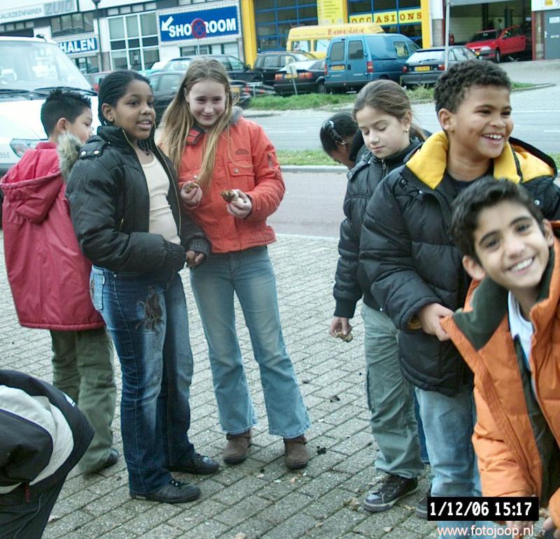 01-12-2006 bloembollen planten op diverse singels begin op de valkenburgsingel door schoolkinderen van de rk regenboog in de beverwaard.