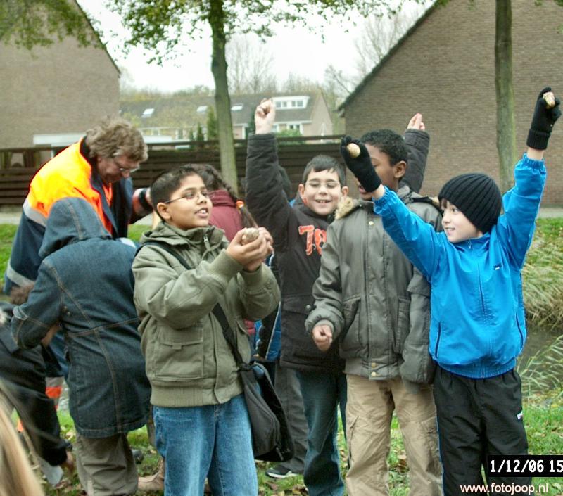 01-12-2006 bloembollen planten op diverse singels begin op de valkenburgsingel door schoolkinderen van de rk regenboog in de beverwaard.