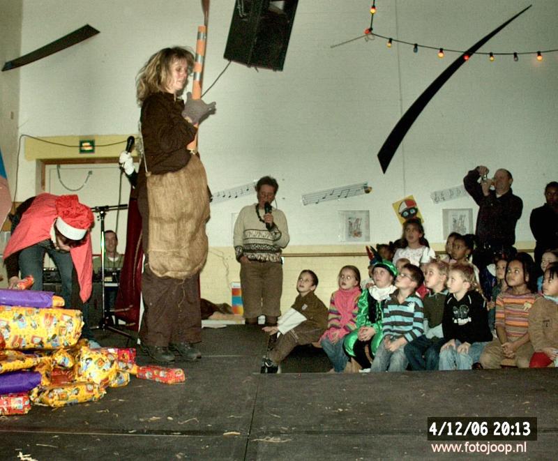 04-12-2006 toneel voorstelling van rk regenboog school in de focus beverwaard.