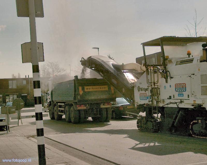 11-04-2007 asfalt verwijderen op de rhijnauwensingel beverwaard.