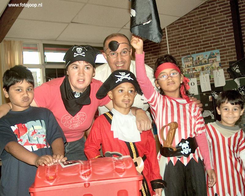 05-07-2007 piratenfeest op de rk regenboogschool grondvelderf beverwaard.