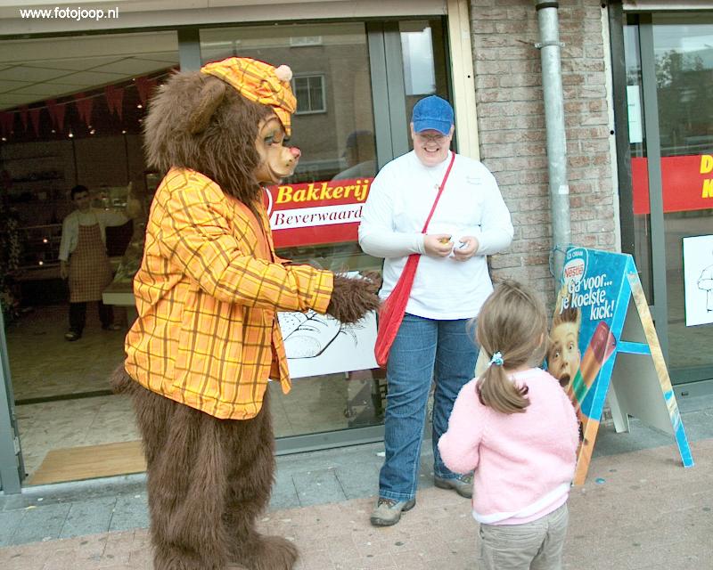  07-07-2007 berenactie een grote beer deeld snoep en actie kaarten uit in winkelcentrum beverwaard 