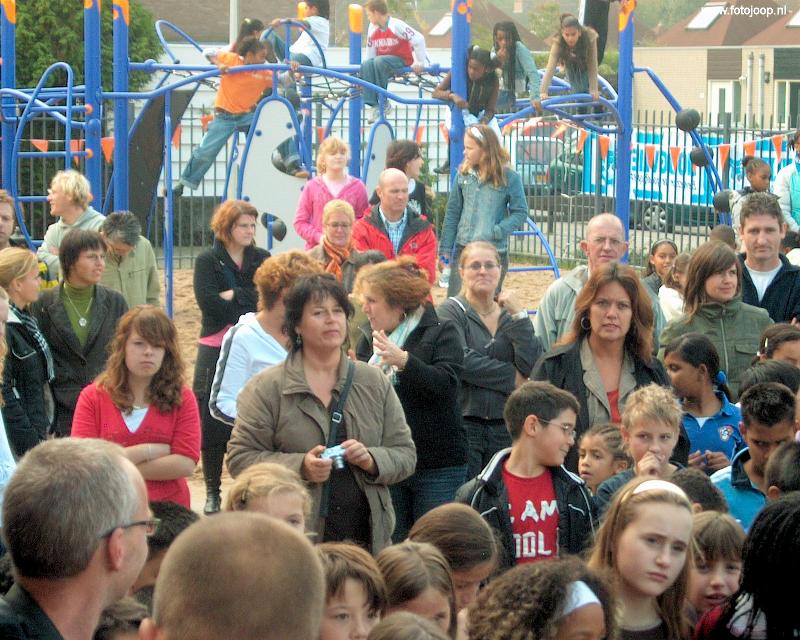 Op dinsdag 9 oktober 2007 wordt een schoolsportplein in beverwaard geopend op de dependance rk regenboogschool