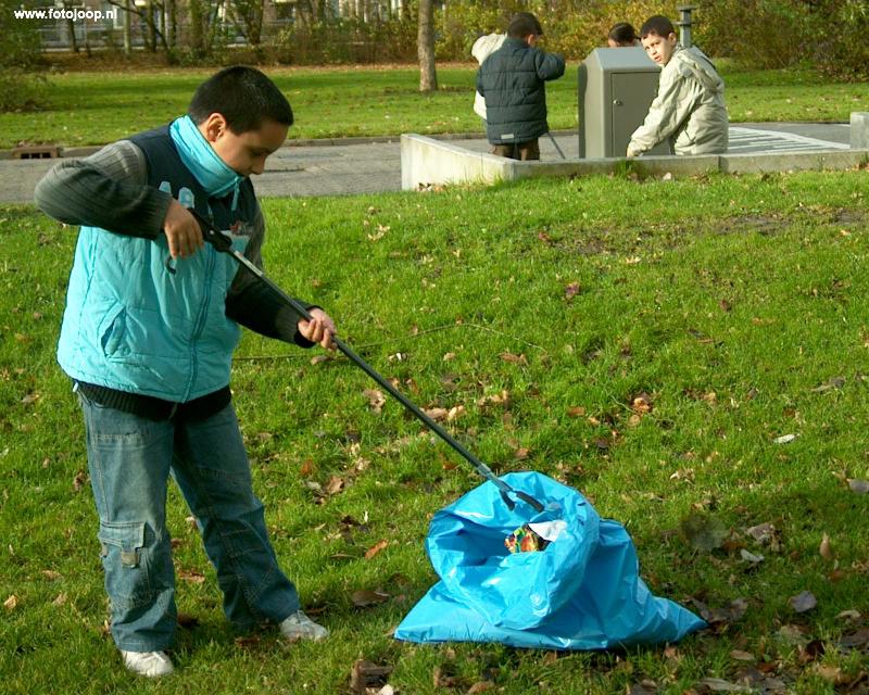 24-11-2007 schoonmaak actie met buurtbewoners in het kader van mensen maken de stad aan de cortenbachsingel beverwaard