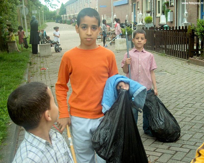 28-05-2008 cortenbachsingel schoonmaakactie  mensen maken de stad in de beverwaard