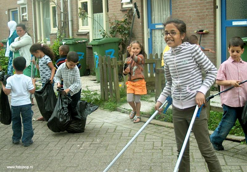28-05-2008 cortenbachsingel schoonmaakactie  mensen maken de stad in de beverwaard