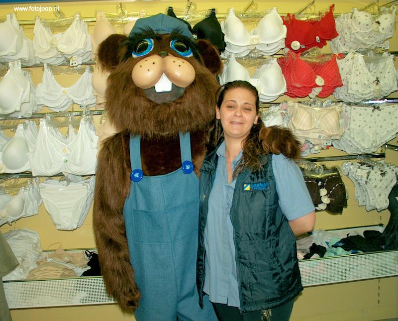 04-06-2008 geboorte van de bever mascotte voor het winkelcentrum beverwaard