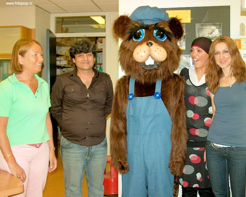 04-06-2008 geboorte van de bever mascotte voor het winkelcentrum beverwaard