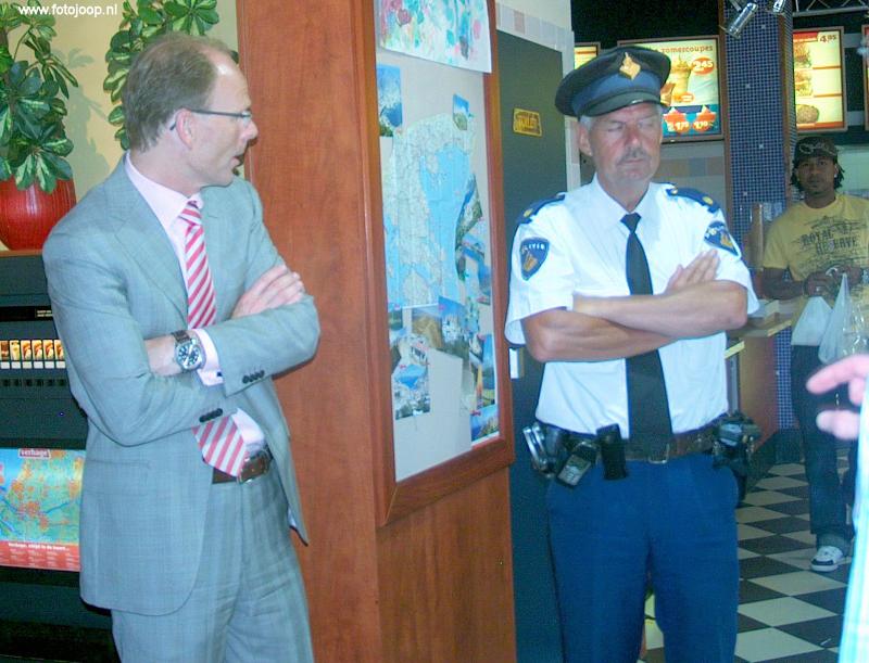30-06-2008 wethouder dominic schrijer heeft het alarm systeem in het winkelcentrum beverwaard met een druk op een knop het systeem in werking gesteld