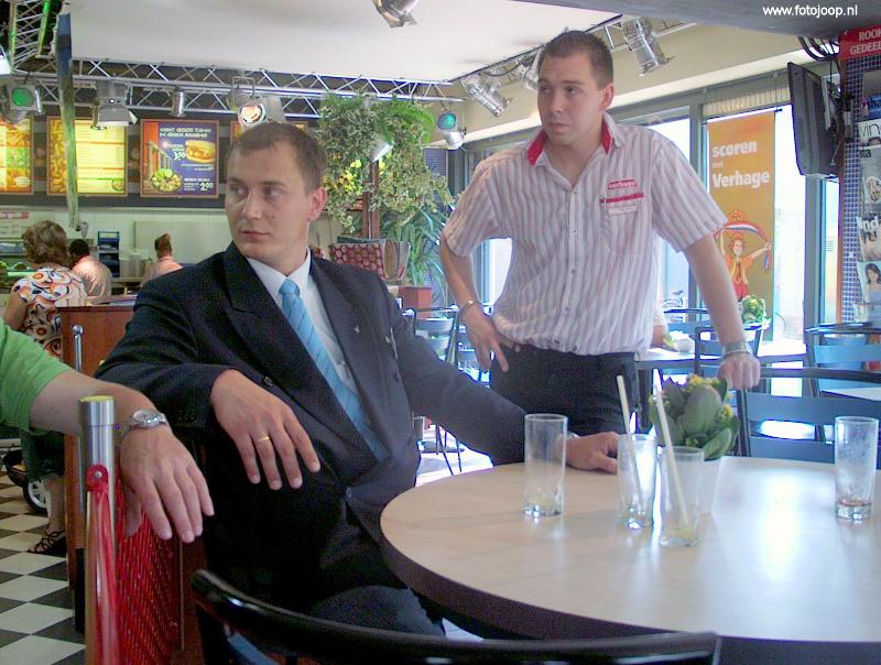 30-06-2008 wethouder dominic schrijer heeft het alarm systeem in het winkelcentrum beverwaard met een druk op een knop het systeem in werking gesteld