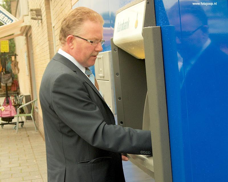 18-07-2008 opening van de nieuwe pinautomaat van de rabo bank in het winkelcentrum beverwaard.