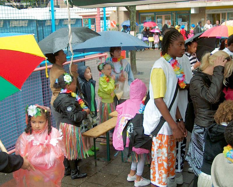 19-07-2008 Carnaval in de beverwaard door regen is de parade afgelast de plein activiteiten ging wel door.