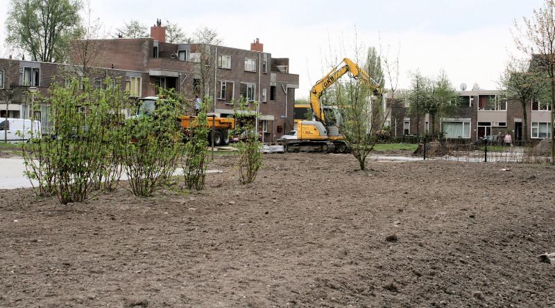 16-04-2009 bomen plaatsen en egaliseren complex52 en de vorderingen van het parkje beverwaard.