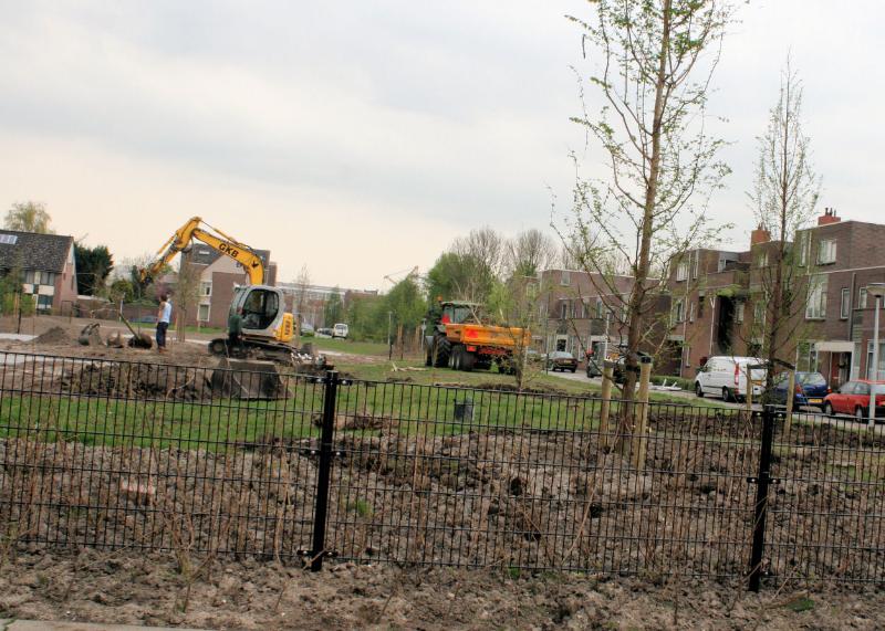 16-04-2009 bomen plaatsen en egaliseren complex52 en de vorderingen van het parkje beverwaard.