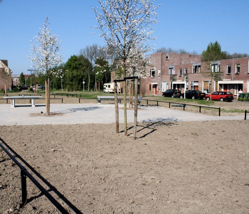 21-04-2009 complex52 parkje is nu bijna klaar diverse bomen ,struiken,en speeltoestellen geplaatst o/a tennistafel,klimrek, en banken geplaatst beverwaard.