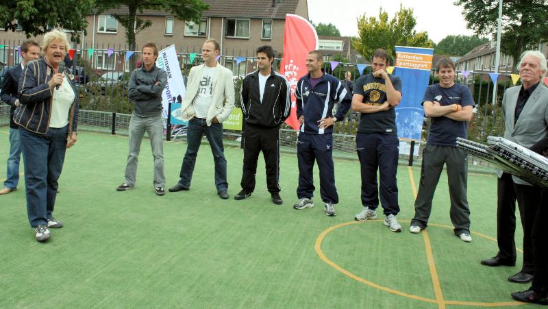18-06-2009  huldiging duizenste lid schoolsportvereniging op de rk regenboog molencatensingel beverwaard.