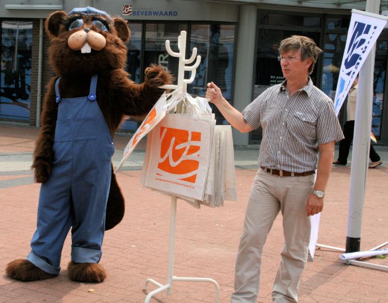  03-07-2009 tassen actie winkelliers winkelcentrum oudewatering beverwaard 
 
