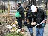 20-03-2010 complex52 buurtbewoners bezig met bollen planten buurttuin eckartstraat/ maurickerf beverwaard 