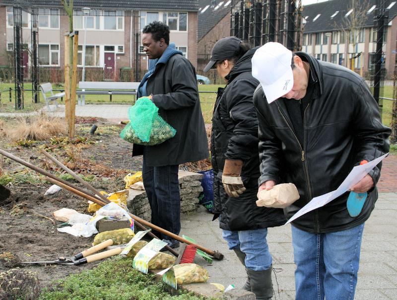  20-03-2010 complex52 buurtbewoners bezig met bollen planten buurttuin eckartstraat/ maurickerf beverwaard 
 

