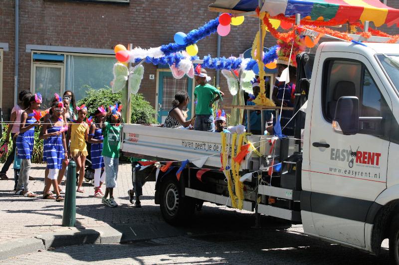 24-07-2010 zomer carnaval beverwaard om 1300uur vertrekt de stoet vanaf de focus oudewatering door de beverwaard.