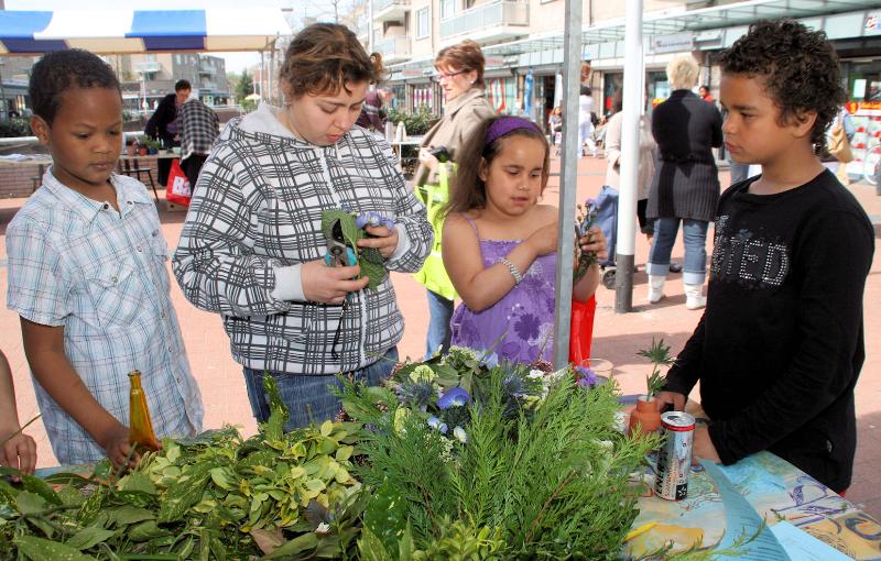  24-04-2010 planten ruil beurs bij tuin academie winkelcentrum beverwaard 