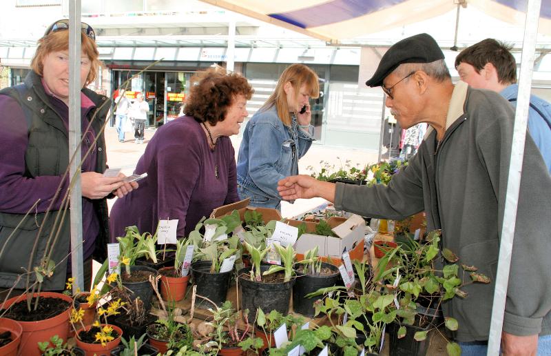  24-04-2010 planten ruil beurs bij tuin academie winkelcentrum beverwaard 