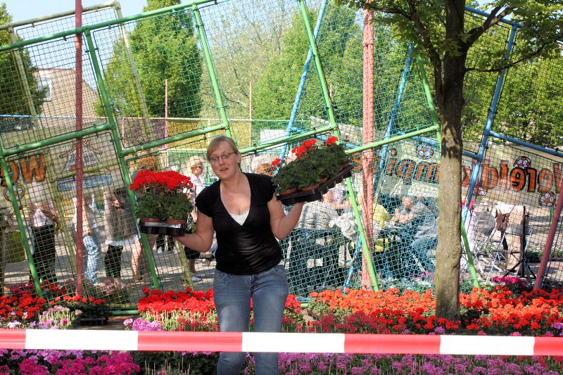 20-05-2010 opzoomer plantjes worden weer uitgereikt op het slangenburgplein beverwaard