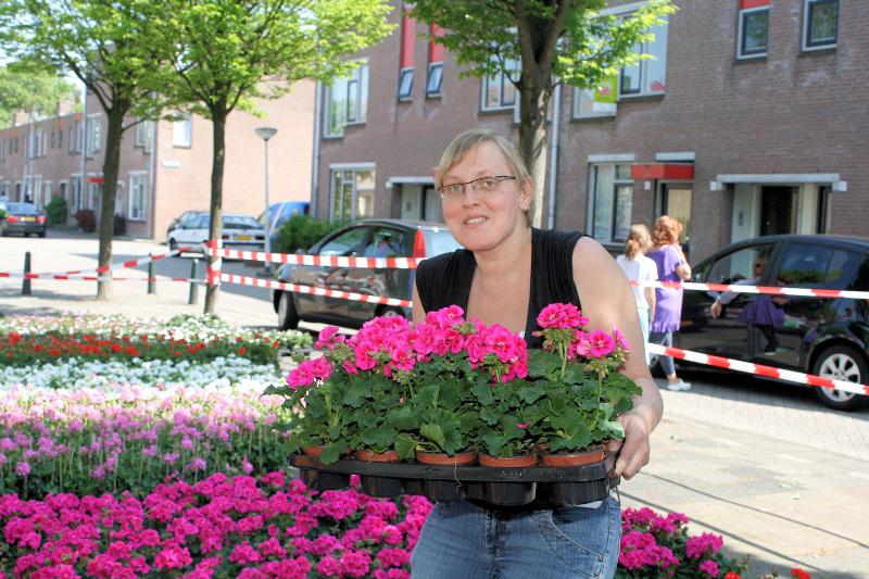 20-05-2010 opzoomer plantjes worden weer uitgereikt op het slangenburgplein beverwaard