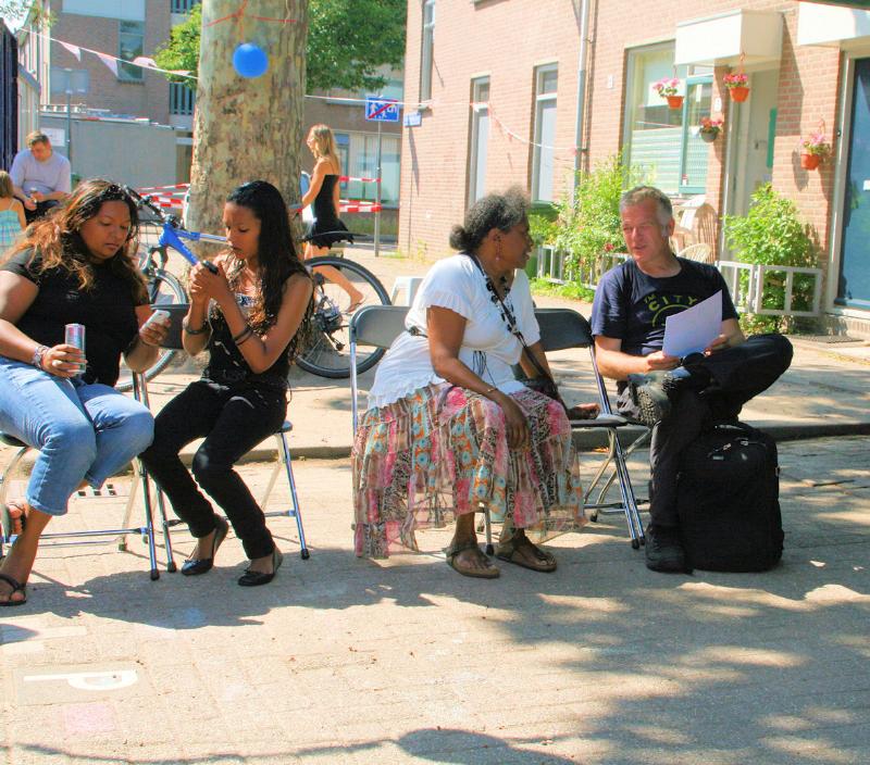04-07-2010 culturen bijeenkomst in de bleyenbeekstraat goederaadbuurt beverwaard