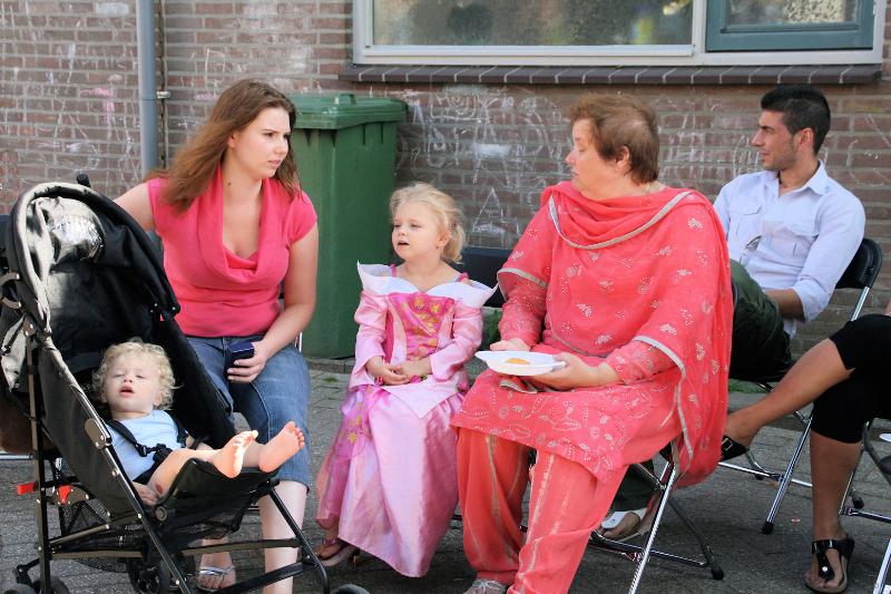 04-07-2010 culturen bijeenkomst in de bleyenbeekstraat goederaadbuurt beverwaard