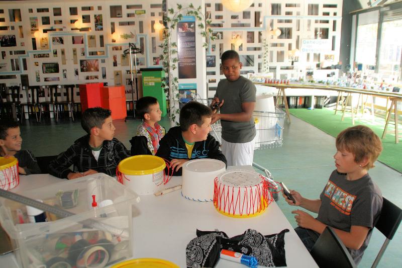 18-08-2010  muziek instrumenten maken met kinderen bij bakens van beverwaard