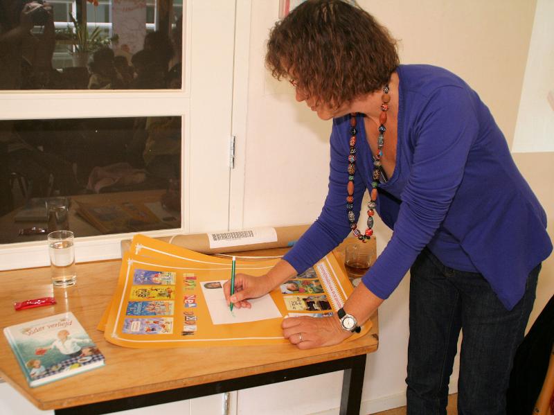  rk regenboog vrijdag, 15 oktober, Mieke van Hooft, de bekende boekenshrijfster, op bezoek o/a heeft ze de tasjesdief geschreven,dit boek is ook verfilmd. Zij komt om 13.00 uur. 