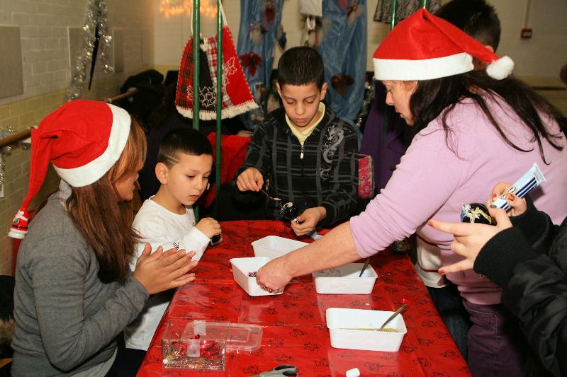 20-12-2010 kerstmarkt in de focus en kerst stukjes maken en kinder creaclub in de focus beverwaard