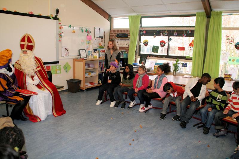 03-12-2010 sint bezoekt ook de chr regenboogschool grondvelderf beverwaard