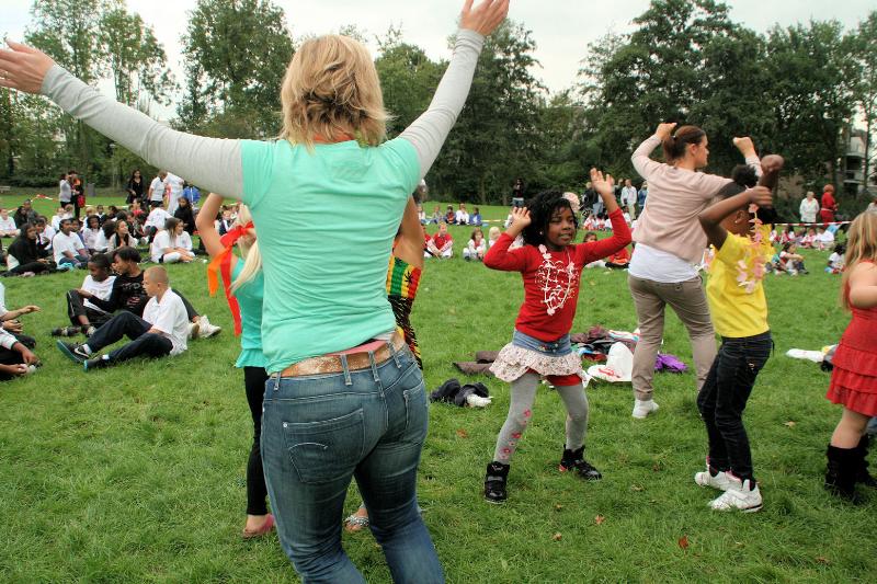 15-09-2011 feest op de barkentijnschool  bestaat 5jaar alle kinderen aan het dansen in het wijkpark beverwaard