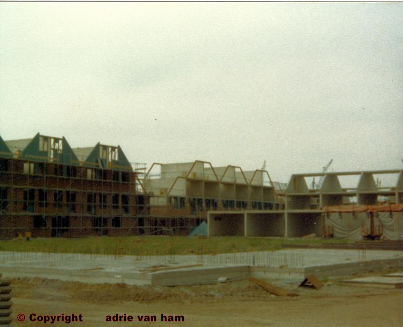 Foto:0017 december 1978 werd de eerste paal geslagen door burgermeester a van der louw hier de eerste woningen in aanbouw.









