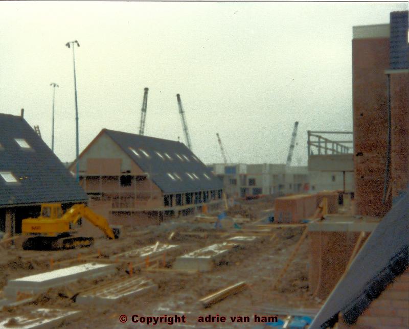 Foto:0019 december 1978 werd de eerste paal geslagen door burgermeester a van der louw hier de eerste woningen in aanbouw (3)









