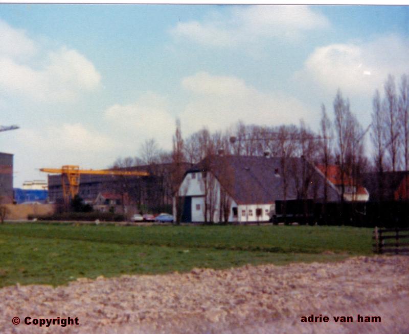 Foto:0012 op deze boerderij woonde vroeger jan de raadt op 15 april 1984 brande aan de stee gebouwde woning volledig af.






