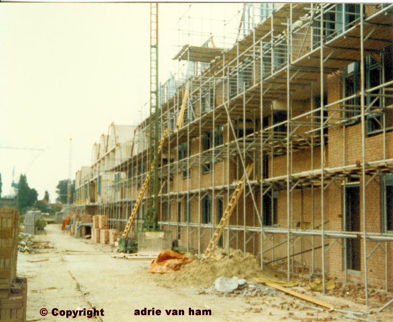 Foto:0018 december 1978 werd de eerste paal geslagen door burgermeester a van der louw hier de eerste woningen in aanbouw (2)









