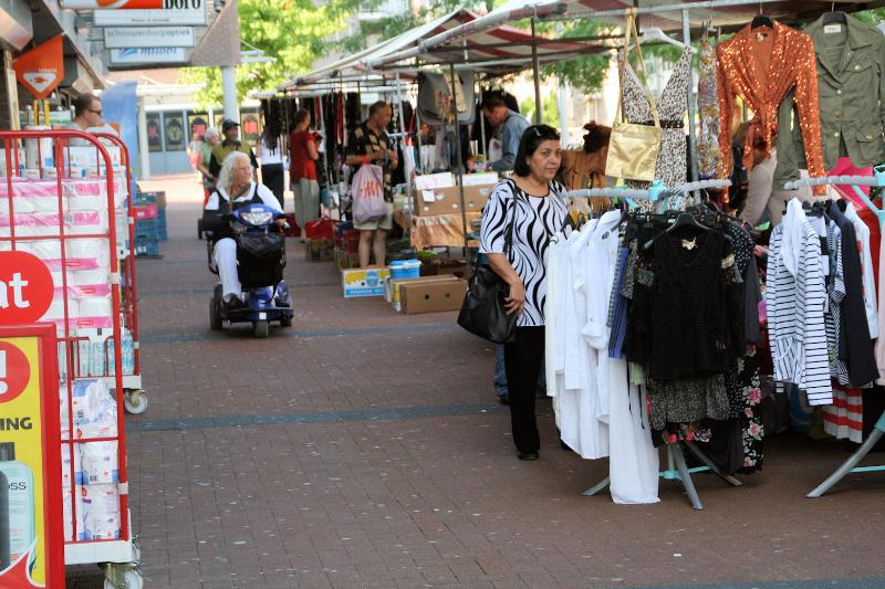 11-08-2012 rommelmarkt winkelcentrum beverwaard