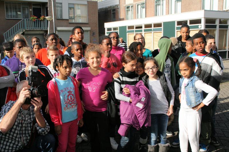 19-10-2012 onthulling boord door kinderen van de school de barkentijn en directrice van woonbron aan de neercannenplaats beverwaard 