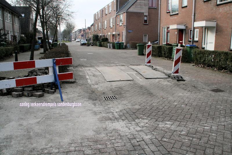 20-03-2013 aan leggen van verkeers Drempels Sandenburbaan beverwaard