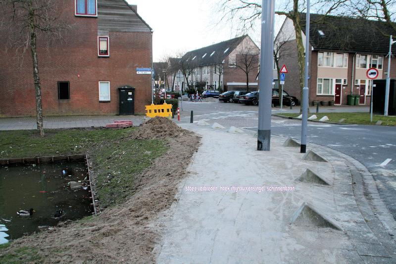 21-03-2013verbreden stoep kruispunt schinnenbaan/rhijnauwensingel/  sandenburgbaan beverwaard