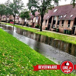13-10-2013 HOOG WATER IN DE BEVERWAARD DIVERSE SINGELS EN PLASSEN STAAT HET WATER HEEL HOOG bron:likejewijk