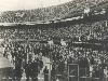 5- 1937Het pas gebouwde Stadion Feijenoord met publiek op de tribunes tijdens een wedstrijd van de club, 1937 rotterdam toen en nu