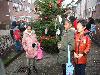 | 13-12-19 kerstboom sandeburgbaan kinderen van de rk de regenboog hebben tekeningen gemaakt en in de boom gehangen 