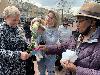 | 8-5-21 rozen uitdelen bij hoogvliet stichting ik geef gesponsord door deelgemeente ijsselmonde  