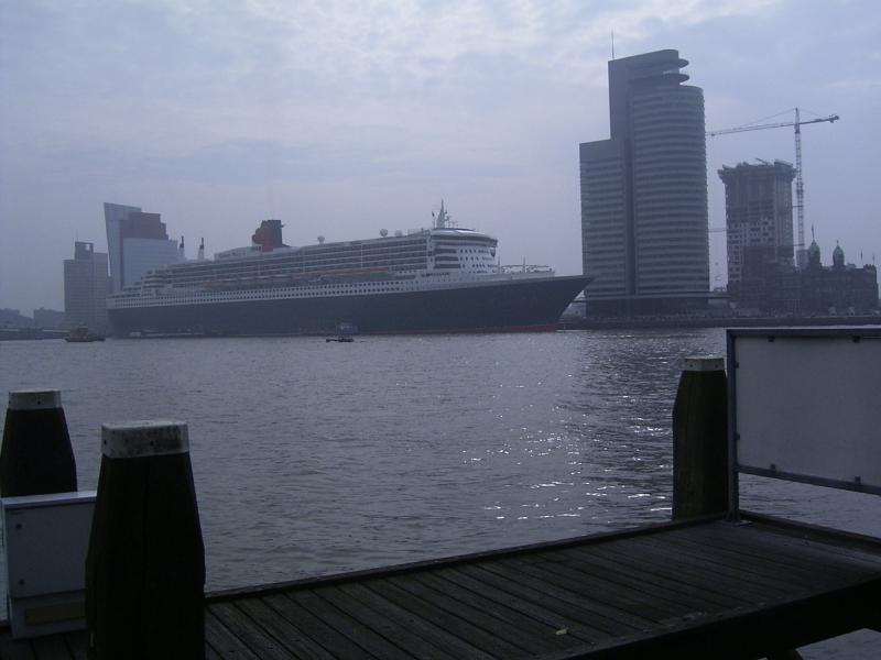 21-07-2004 de queen mary2 aan de kade holland america line