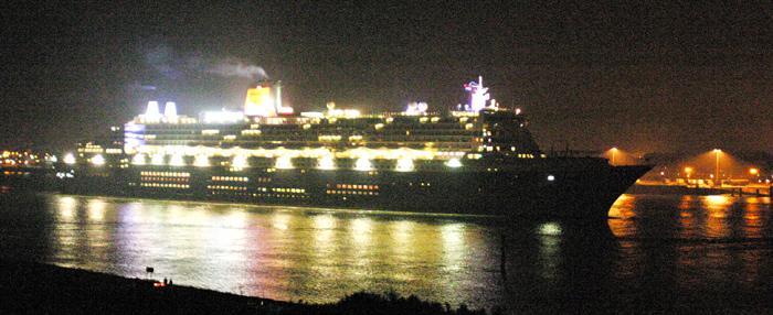 21-07-2004 aankomst van queen mary2 in vroege morgen 