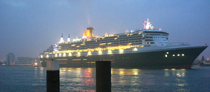 21-07-2004 de queen mary2 aan komst in de vroege morgen